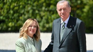 Erdoğan’dan Meloni’nin sigarayı bırakmasına yorum