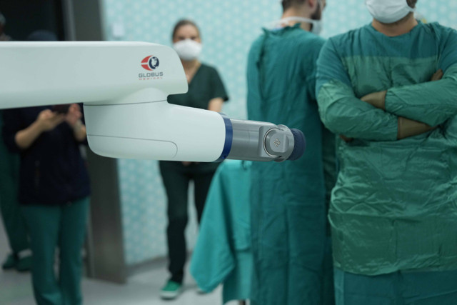 Türkiye ve yakın coğrafyada bir ilk! Robotik navigasyon destekli beyin pili ameliyatı yapıldı - Resim: 2