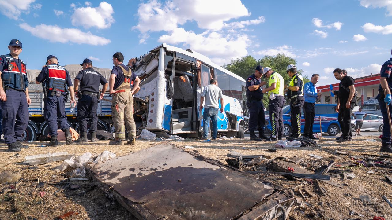 Ankara'da özel halk otobüsü ile kamyon çarpıştı: 2 kişi öldü, 25 kişi yaralandı
