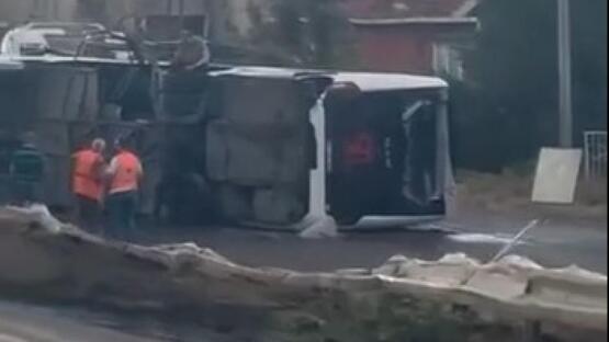 İstanbul'da servis otobüsü devrildi: 15 yaralı