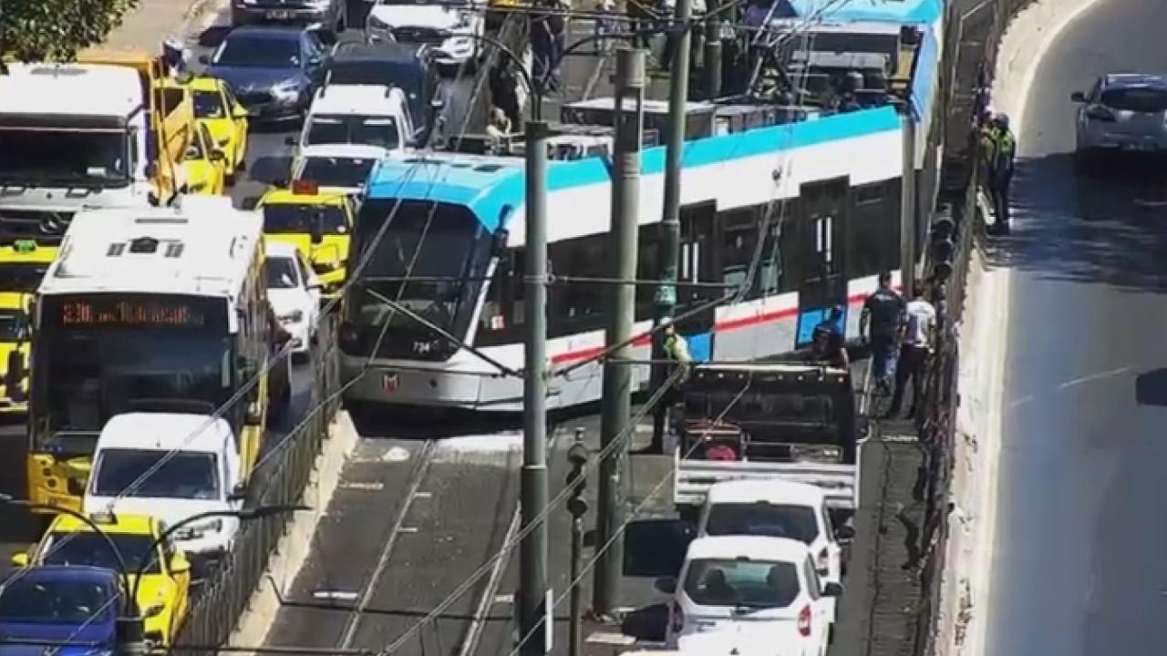 Beyoğlu'nda tramvay raydan çıktı