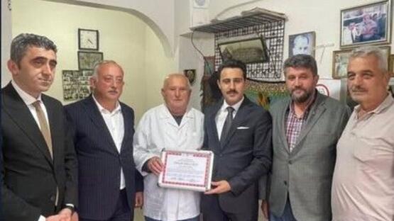 Kastamonu’nun emektar berberine onur belgesi