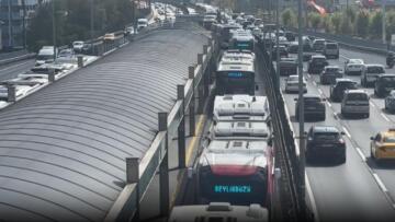 Mecidiyeköyde arızalanan metrobüs yoğunluğa neden oldu