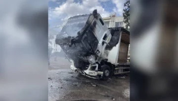 Küçük Kaymaklı’da park halindeki TIR alevlere teslim oldu